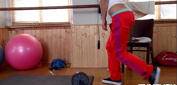  Gym fuck solo with Taylor Sands fucking her pussy with jump rope handles